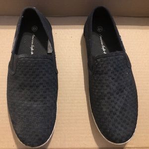 Men’s 6 1/2 black American Eagle slip on shoes.